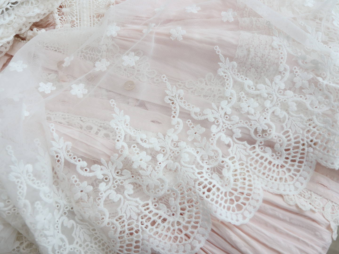 картинка Кружево 2203 широкое белое (молочный) .Кружево на сетке от магазина Ариши Рукодельные нежности