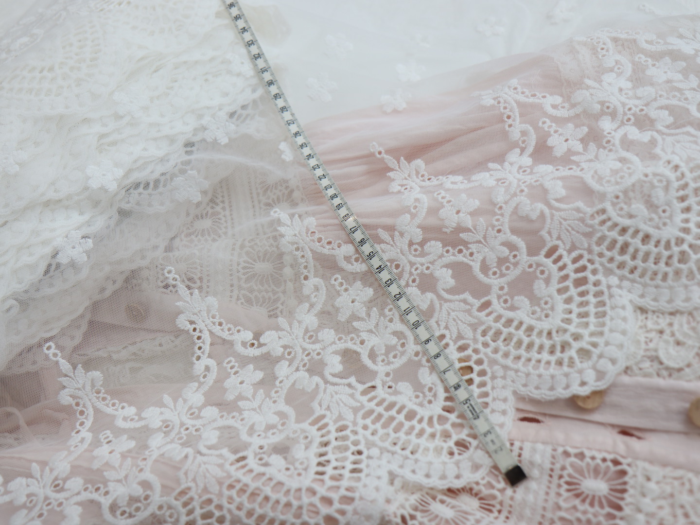 картинка Кружево 2203 широкое белое (молочный) .Кружево на сетке от магазина Ариши Рукодельные нежности