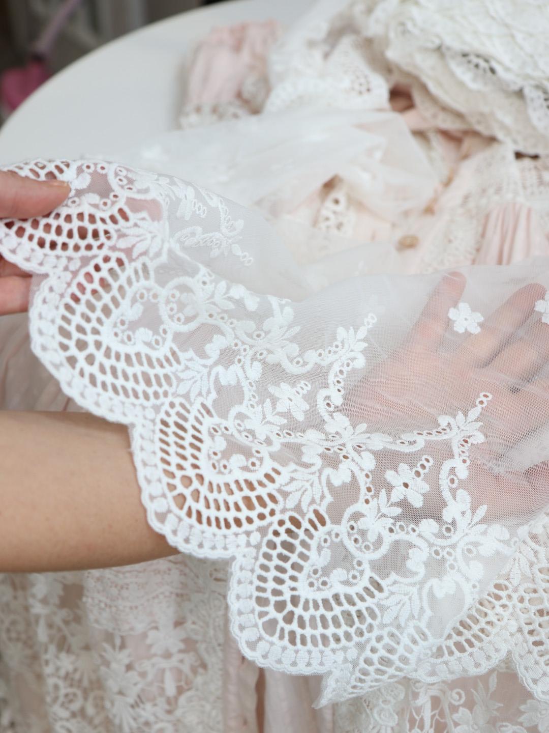 картинка Кружево 2203 широкое белое (молочный) .Кружево на сетке от магазина Ариши Рукодельные нежности