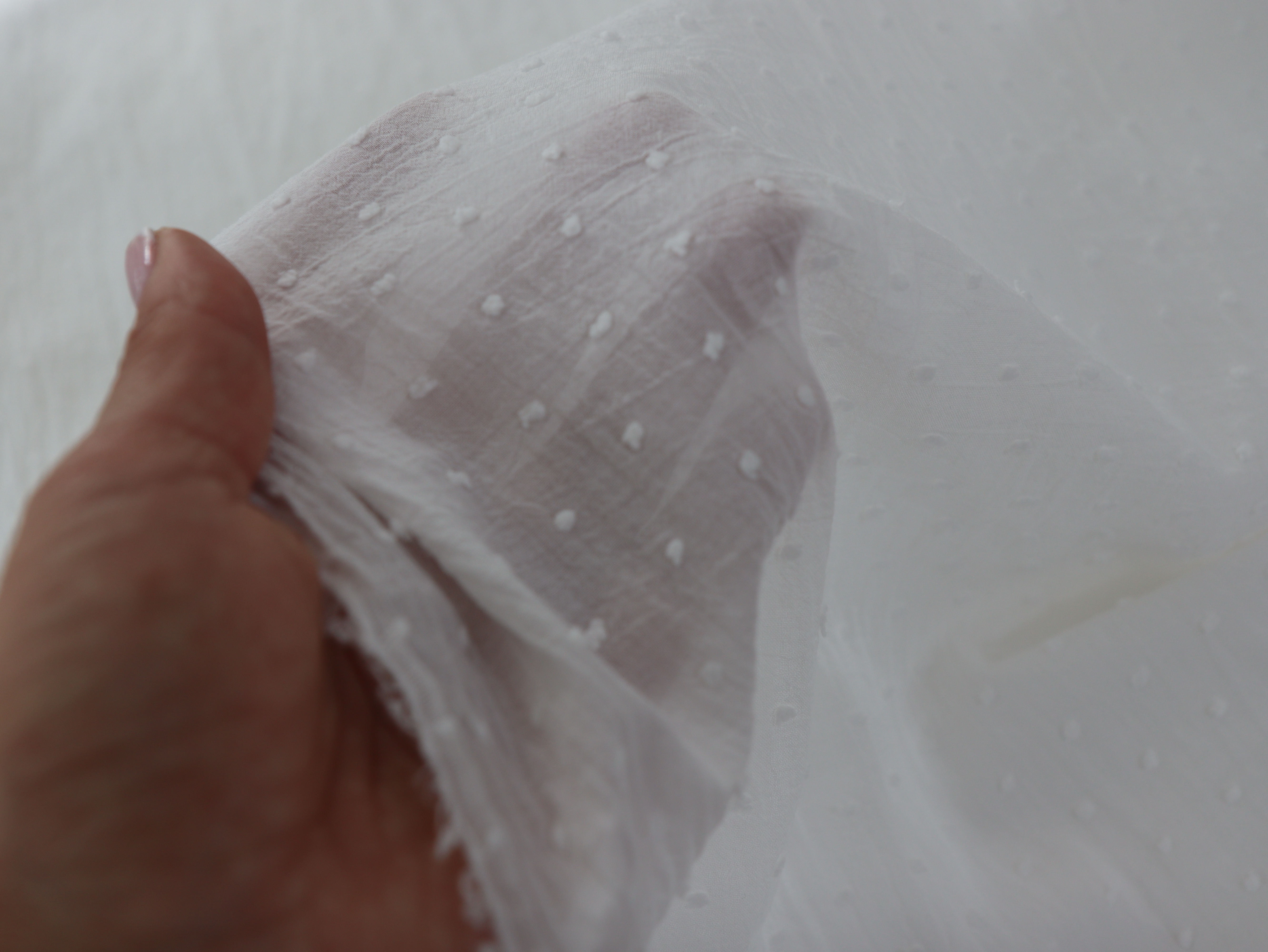 картинка Батист с мушками белый - молочный.  от магазина Ариши Рукодельные нежности