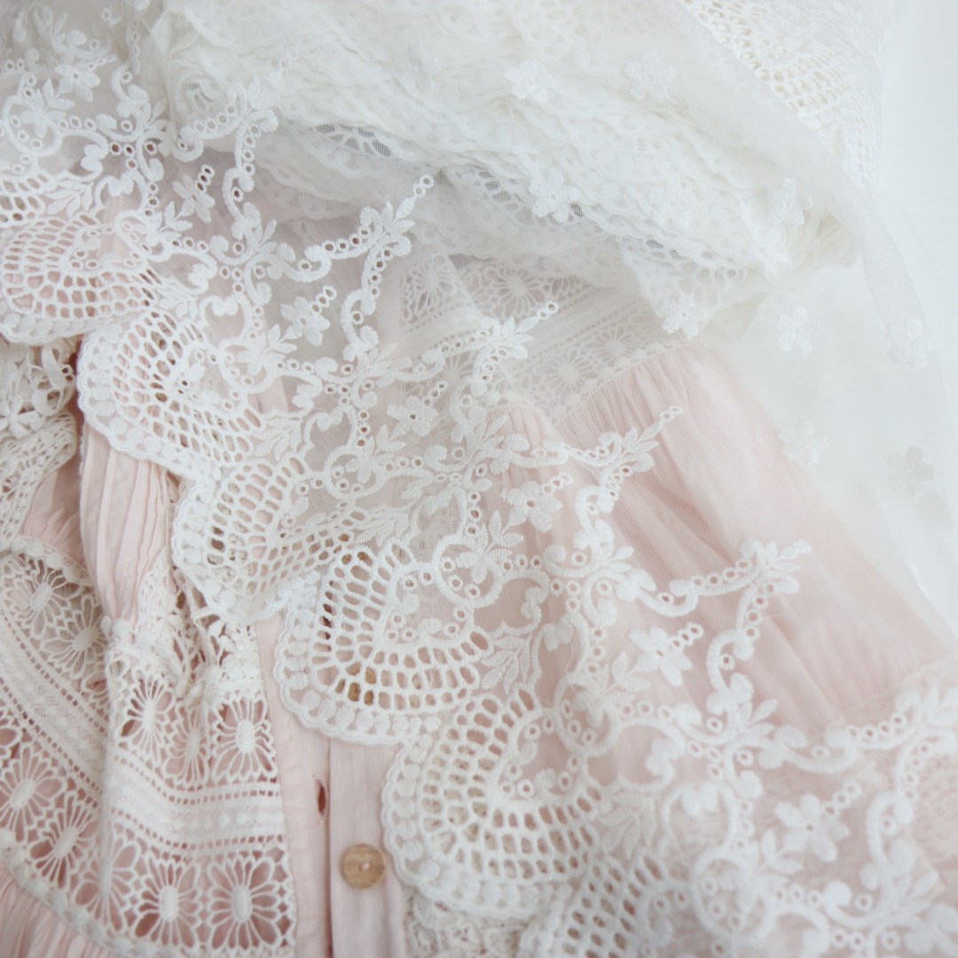 картинка Кружево 2203 широкое белое (молочный) .Кружево на сетке от магазина Ариши Рукодельные нежности