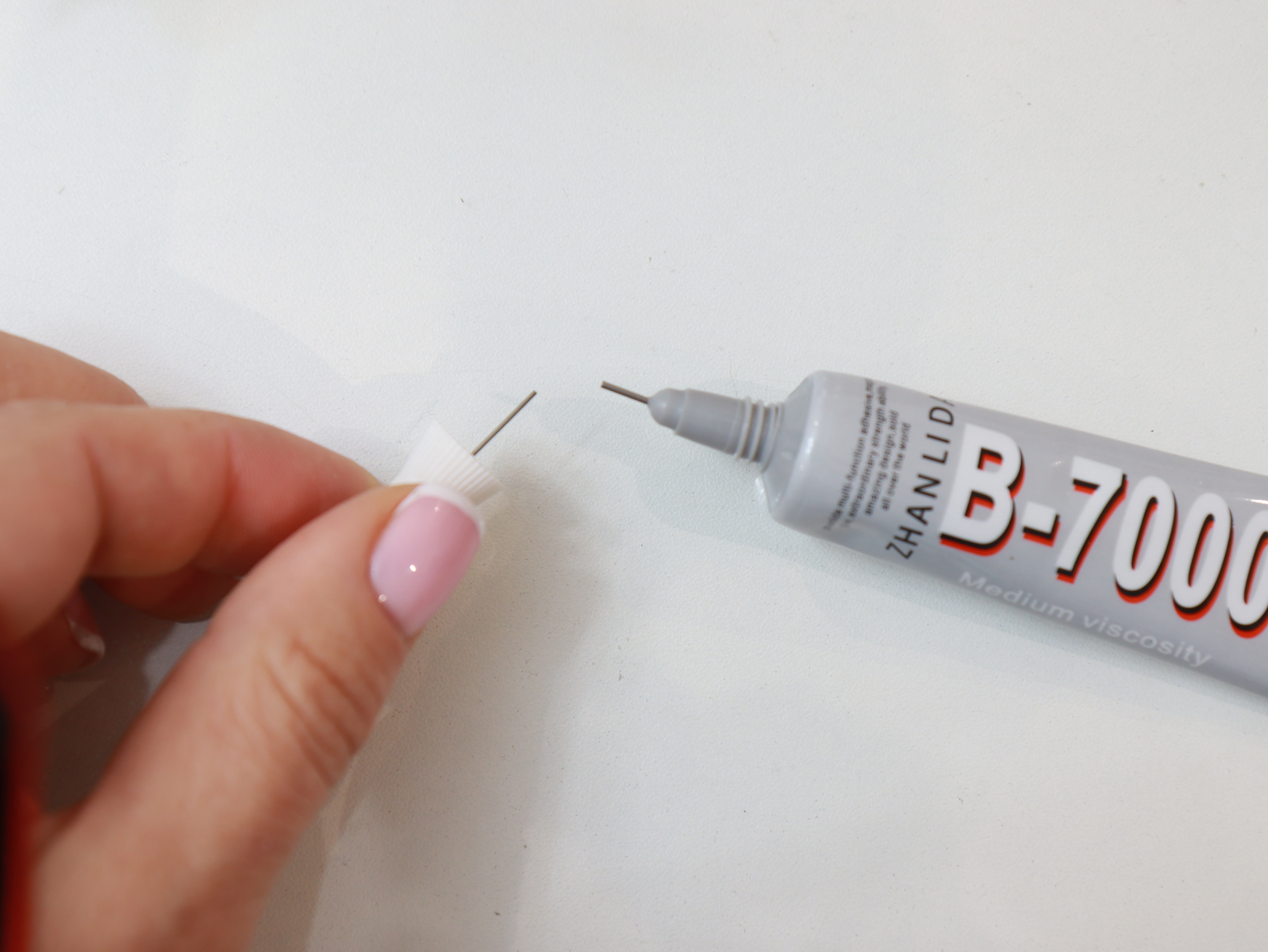 Детальное фото декоративной фигурки "Клей для страз и глазок, носиков игрушкам. Клей В-7000" из пластика - магазин Ариши