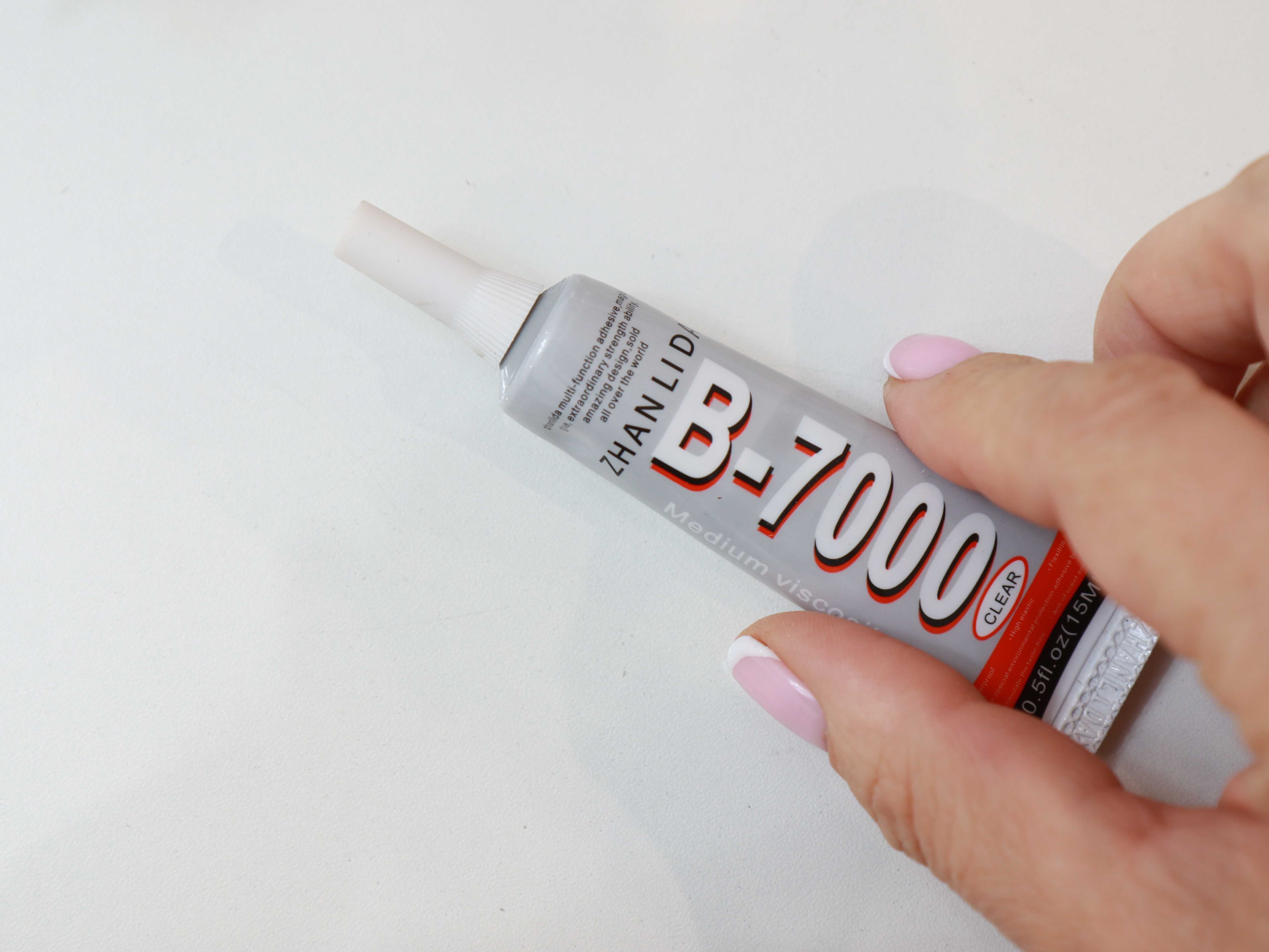 Детальное фото декоративной фигурки "Клей для страз и глазок, носиков игрушкам. Клей В-7000" из пластика - магазин Ариши