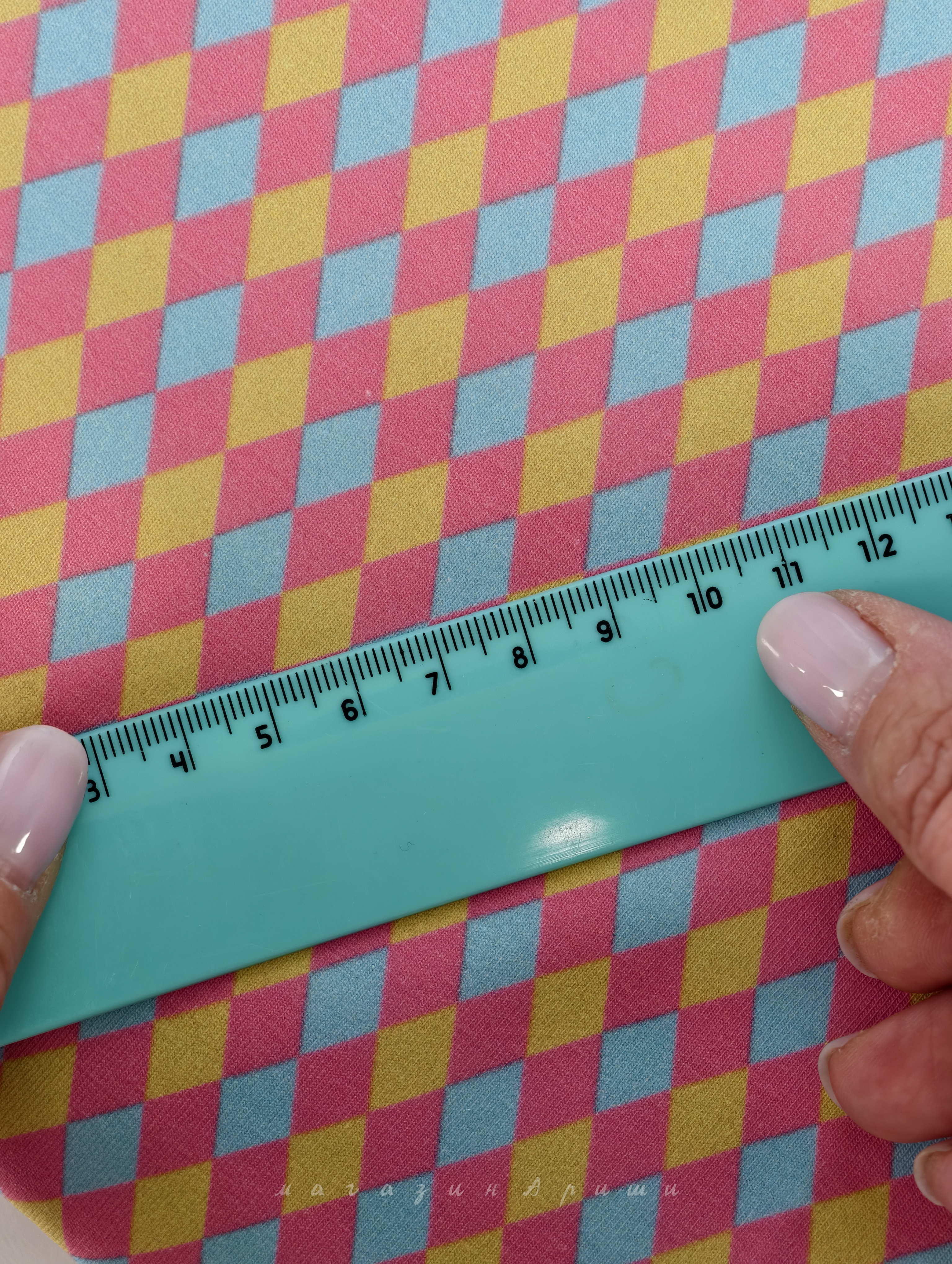 Трикотаж "Карнавал чудес" с разноцветными ромбиками для кукол - детальное фото принта