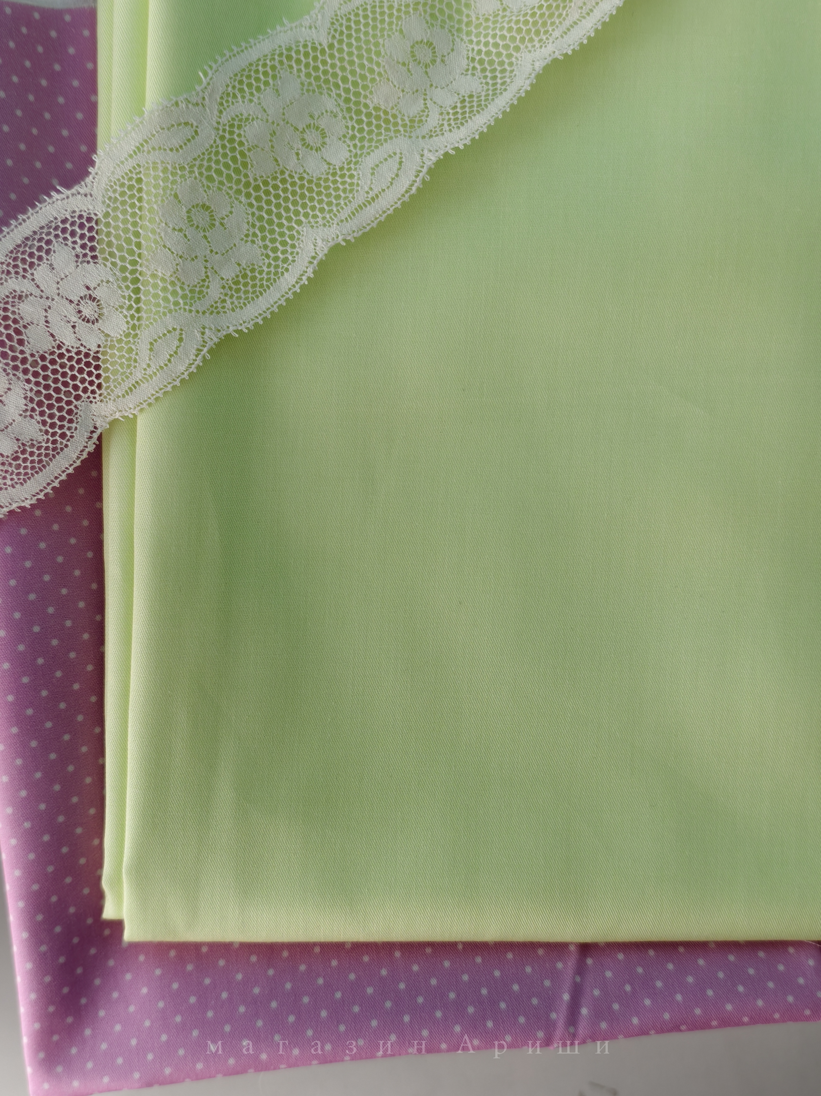 Авторская ткань Ткань хлопковая, цвет нежно салатовый, арт.210. Сатин.  от Ариши - дизайнерский хлопок для кукольной одежды крупным планом
