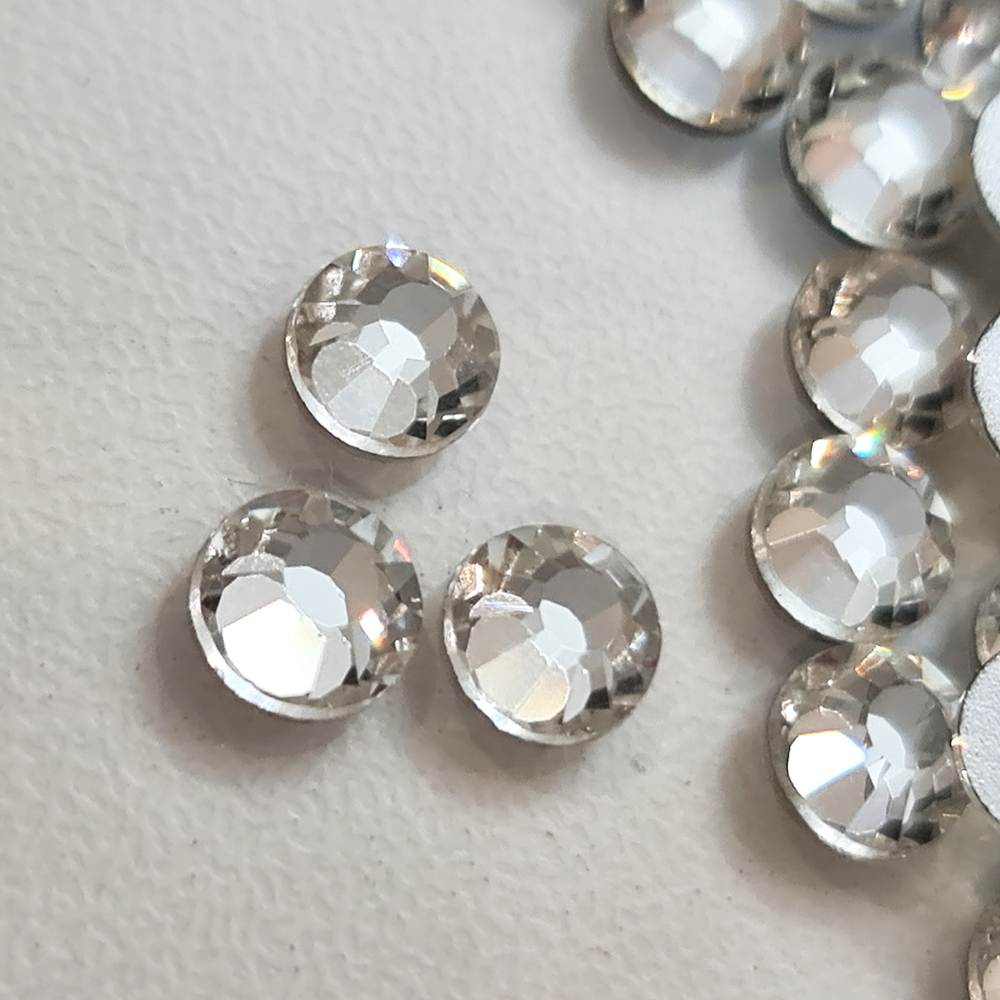 Детальное фото декоративной фигурки "Стразы  набор 140 шт. Цвет прозрачные.Стекло. Выберите нужный диаметр ." из пластика - магазин Ариши