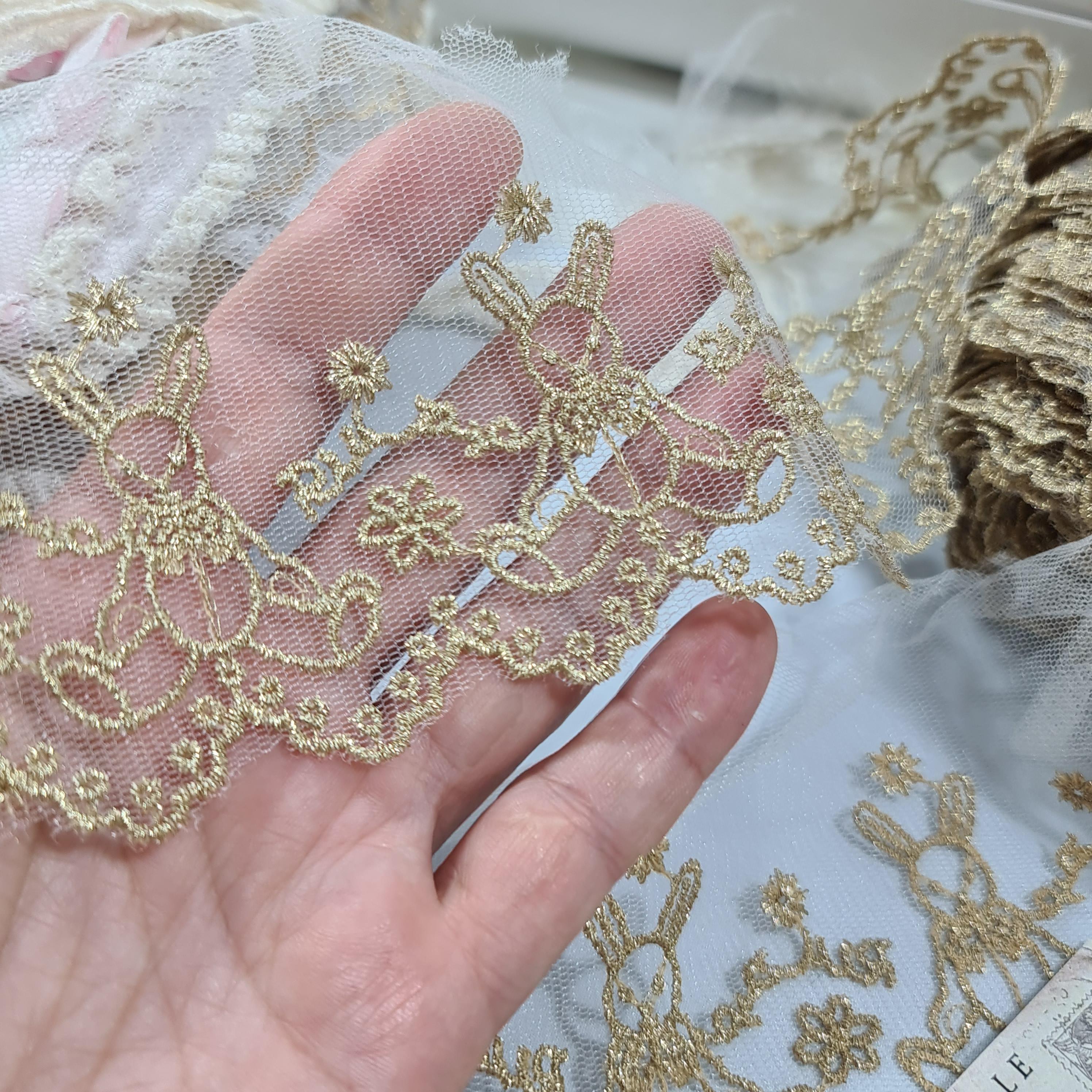 картинка Кружево  золотое 3004. Зайцы золотые . Кружево люрекс от магазина Ариши Рукодельные нежности