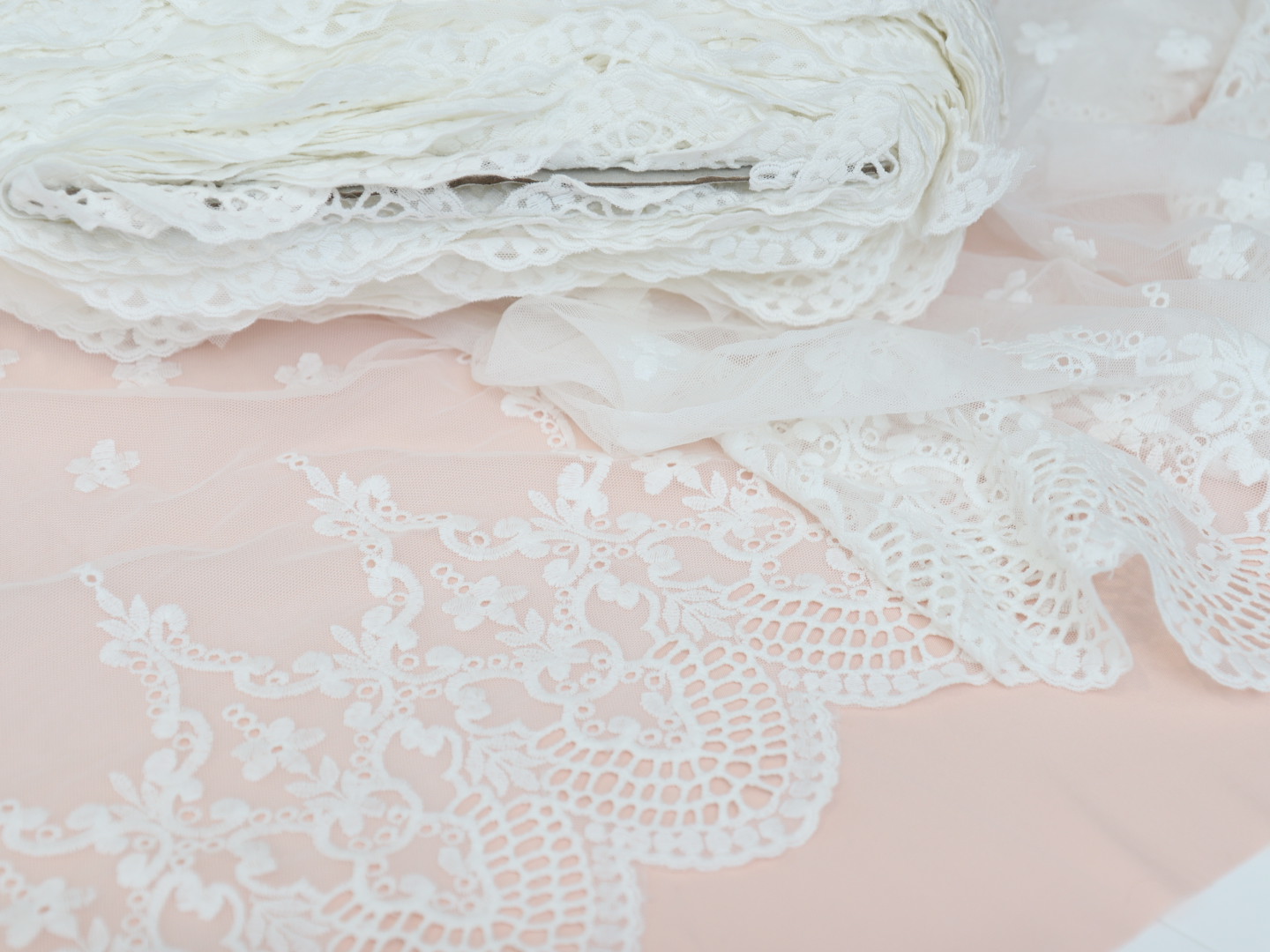 картинка Кружево 2203 широкое белое (молочный) .Кружево на сетке от магазина Ариши Рукодельные нежности