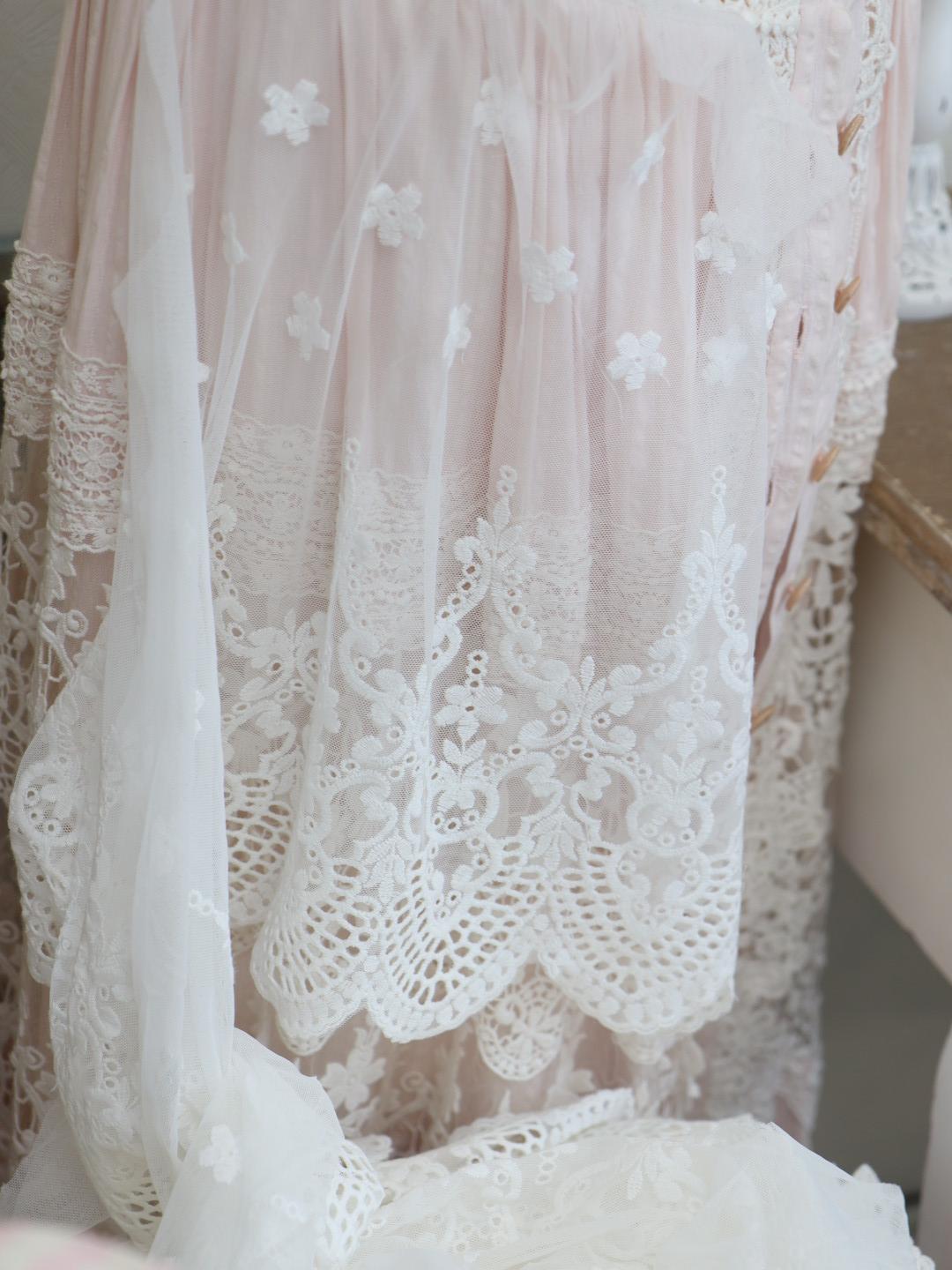 картинка Кружево 2203 широкое белое (молочный) .Кружево на сетке от магазина Ариши Рукодельные нежности