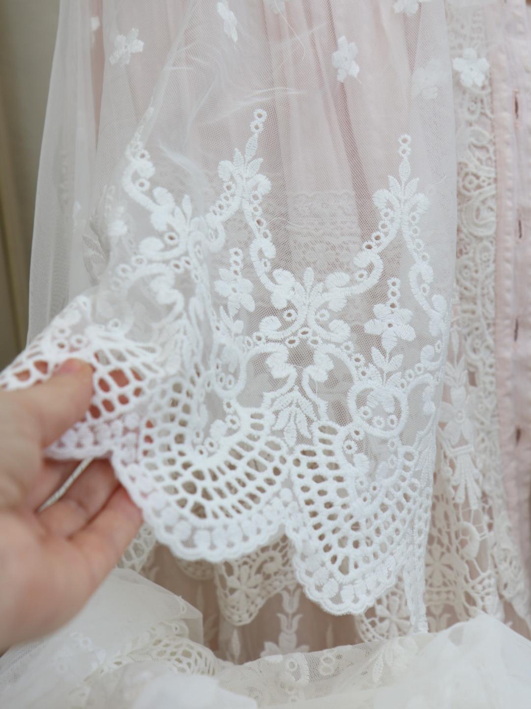 картинка Кружево 2203 широкое белое (молочный) .Кружево на сетке от магазина Ариши Рукодельные нежности