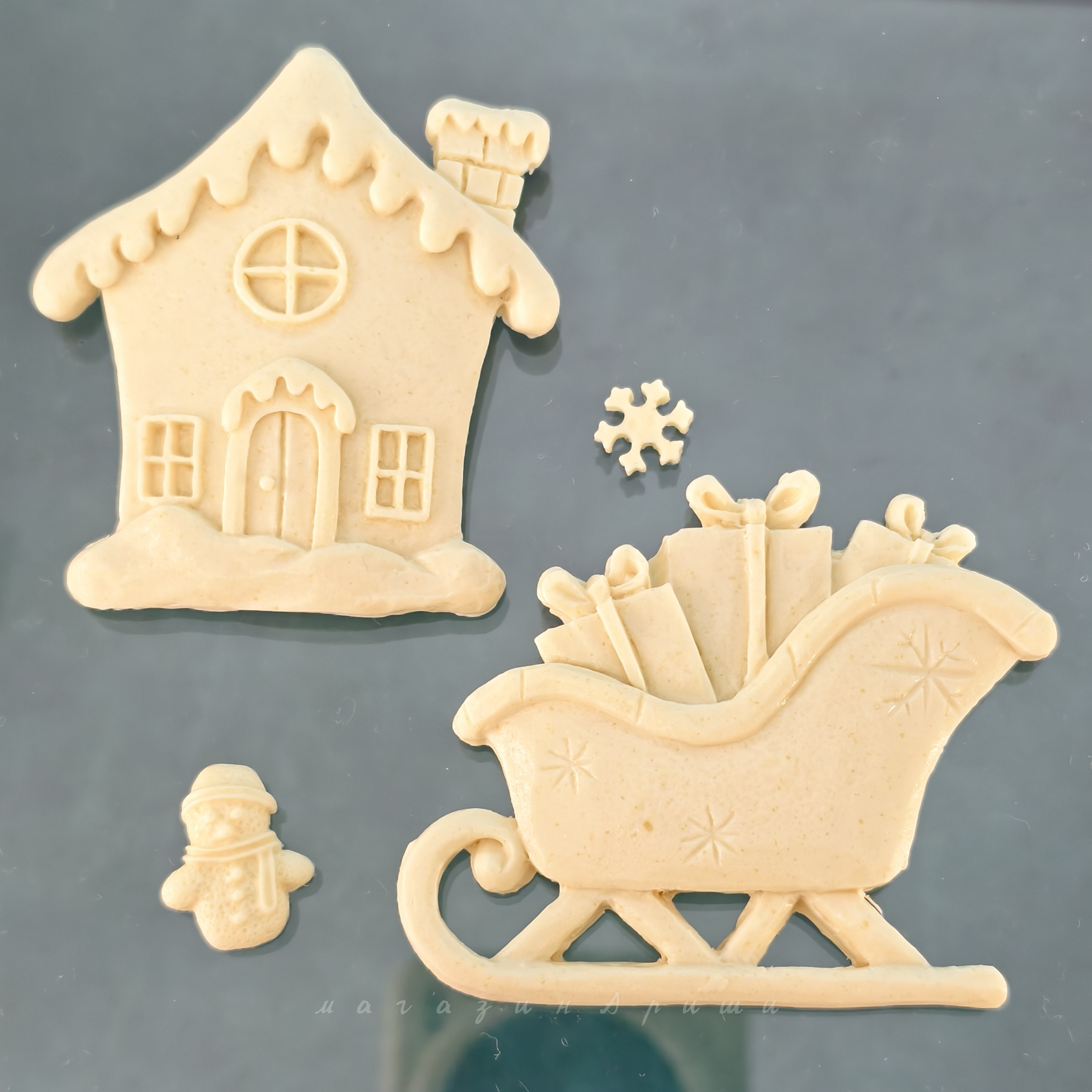 Детальное фото декоративной фигурки "Набор декоративная фигурок 4 шт., арт.2  "Домик и сани  с подарками ", 6,5×6см, 7×6см, 1х1см, 2,1×1,7см" из пластика - магазин Ариши