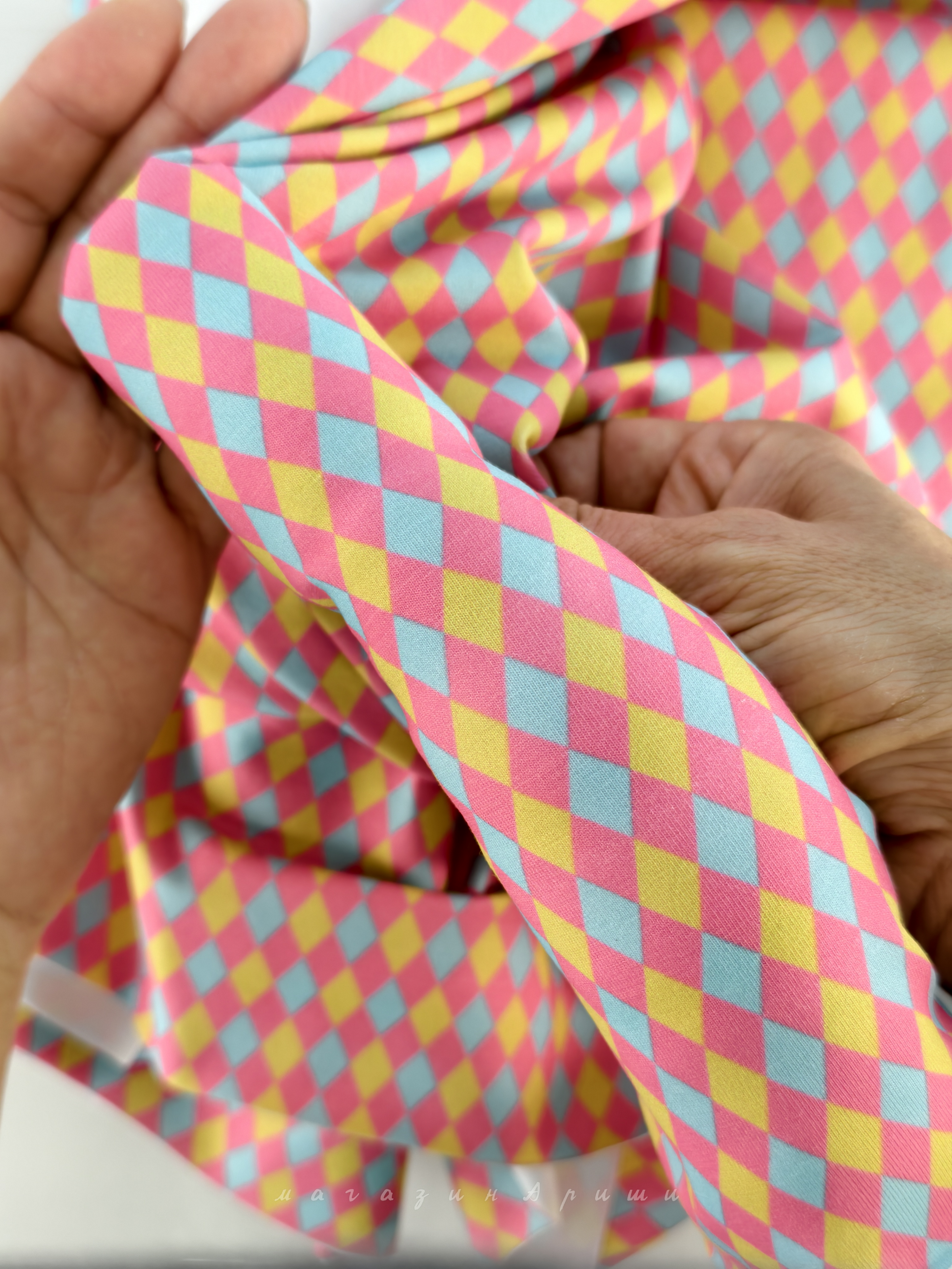 Трикотаж "Карнавал чудес" с разноцветными ромбиками для кукол - детальное фото принта