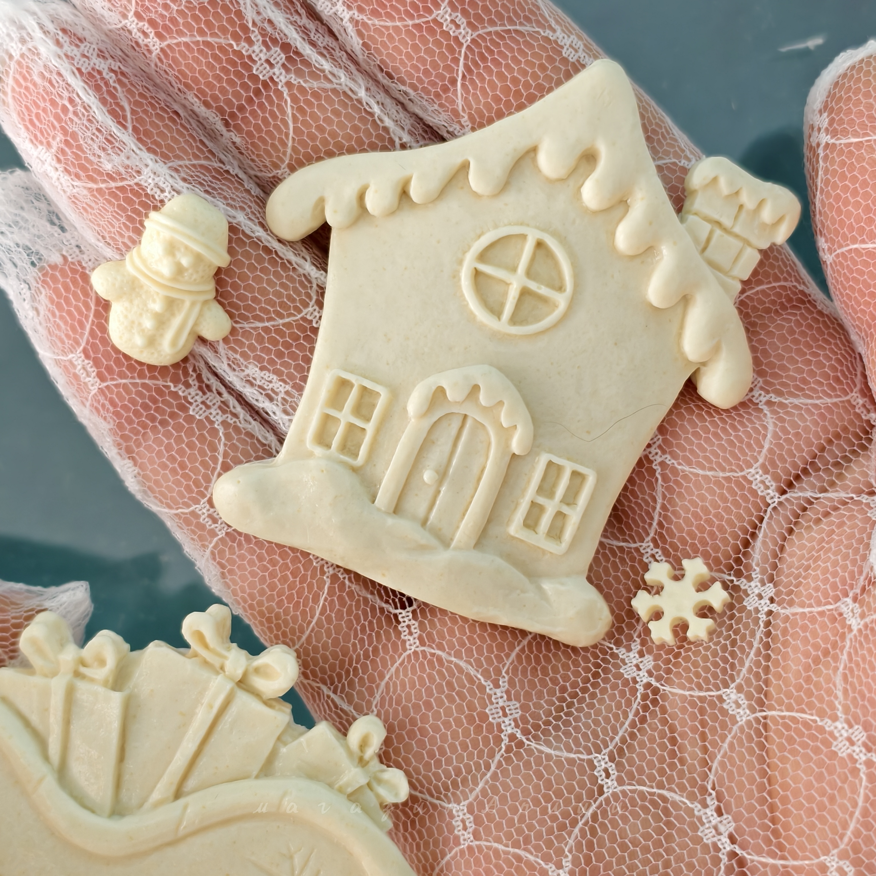 Детальное фото декоративной фигурки "Набор декоративная фигурок 4 шт., арт.2  "Домик и сани  с подарками ", 6,5×6см, 7×6см, 1х1см, 2,1×1,7см" из пластика - магазин Ариши