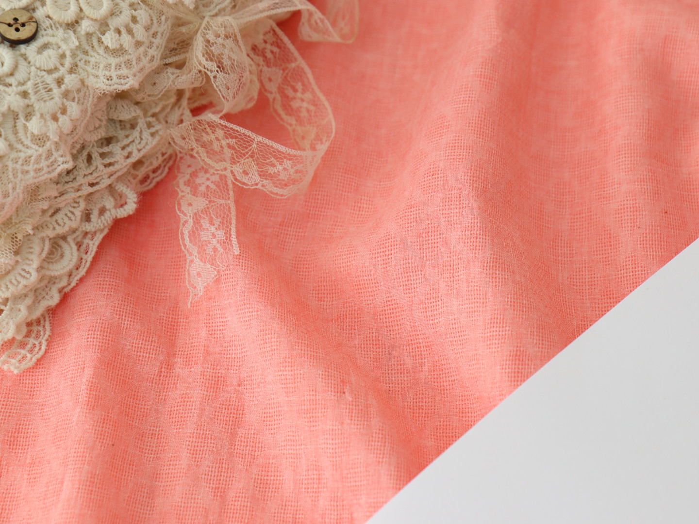 картинка Ткань Ветерок коралловый .  Состав полиэстер 100%. Имитация льна. от магазина Ариши Рукодельные нежности