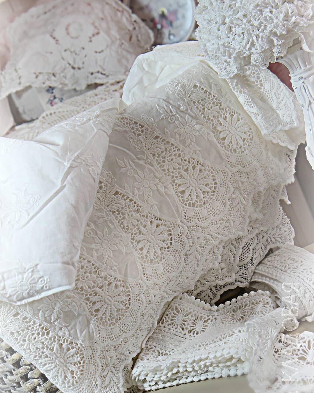 картинка Батист с вышивкой  10.2  от магазина Ариши Рукодельные нежности