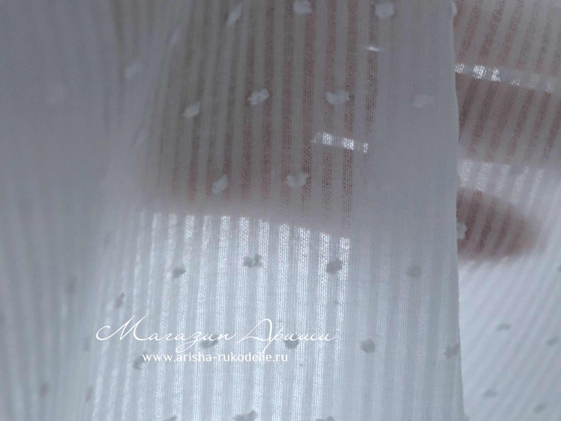 картинка  Хлопок тонкий  фактурный полоска с мушками. Цвет кипельно-белый от магазина Ариши Рукодельные нежности