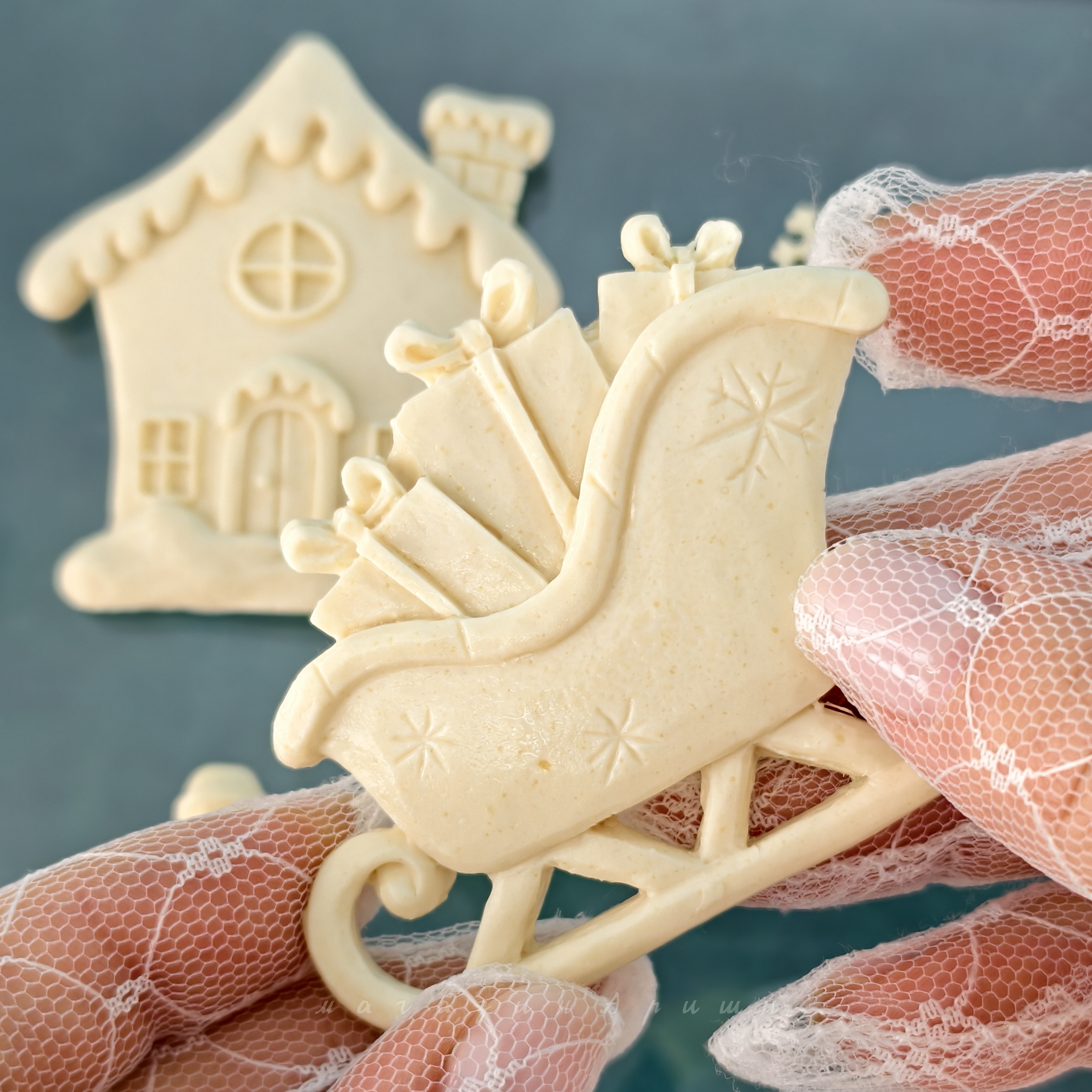 Детальное фото декоративной фигурки "Набор декоративная фигурок 4 шт., арт.2  "Домик и сани  с подарками ", 6,5×6см, 7×6см, 1х1см, 2,1×1,7см" из пластика - магазин Ариши