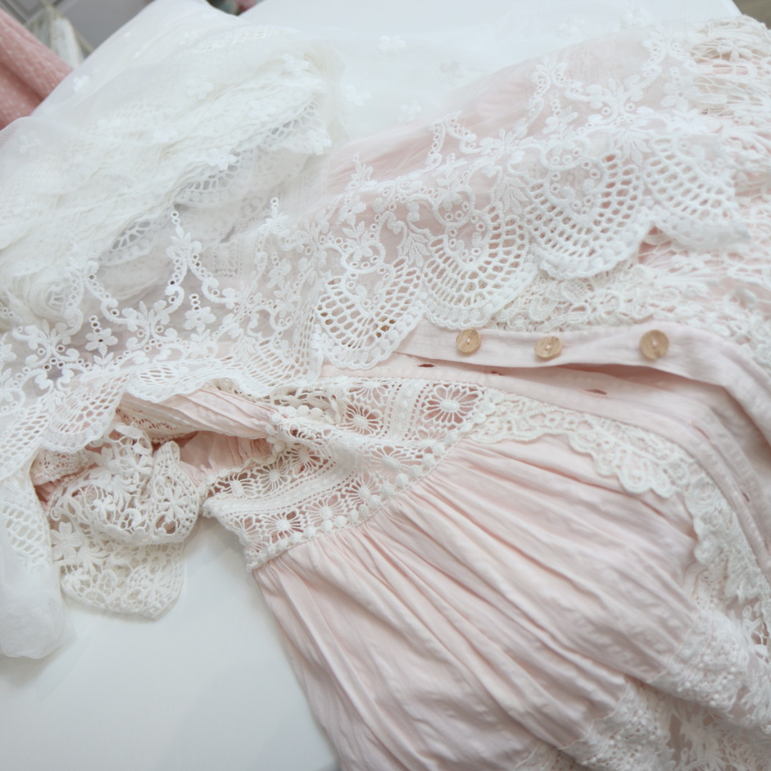 картинка Кружево 2203 широкое белое (молочный) .Кружево на сетке от магазина Ариши Рукодельные нежности