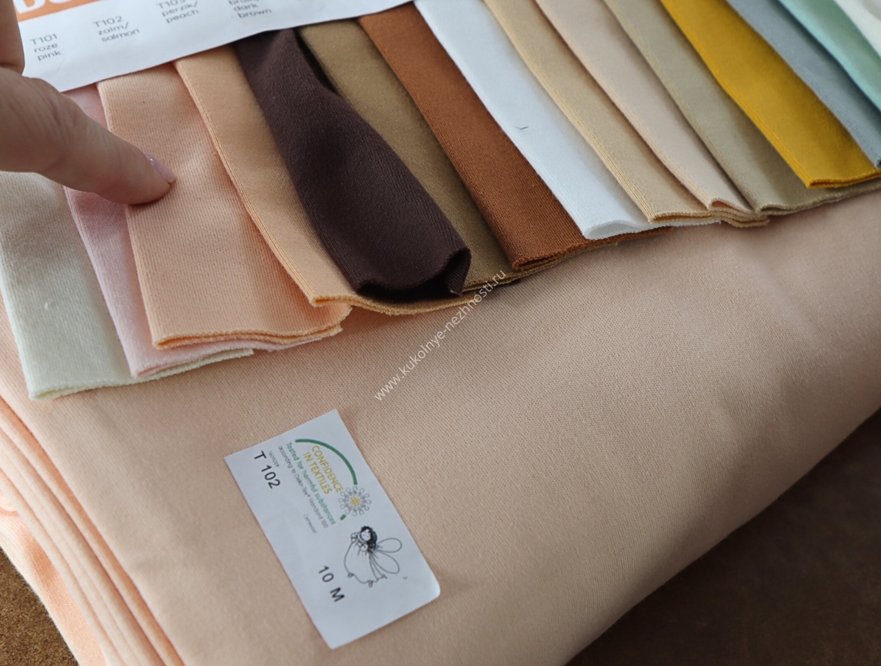 Натуральная ткань для кукол с уникальной текстурой - фото материала крупным планом