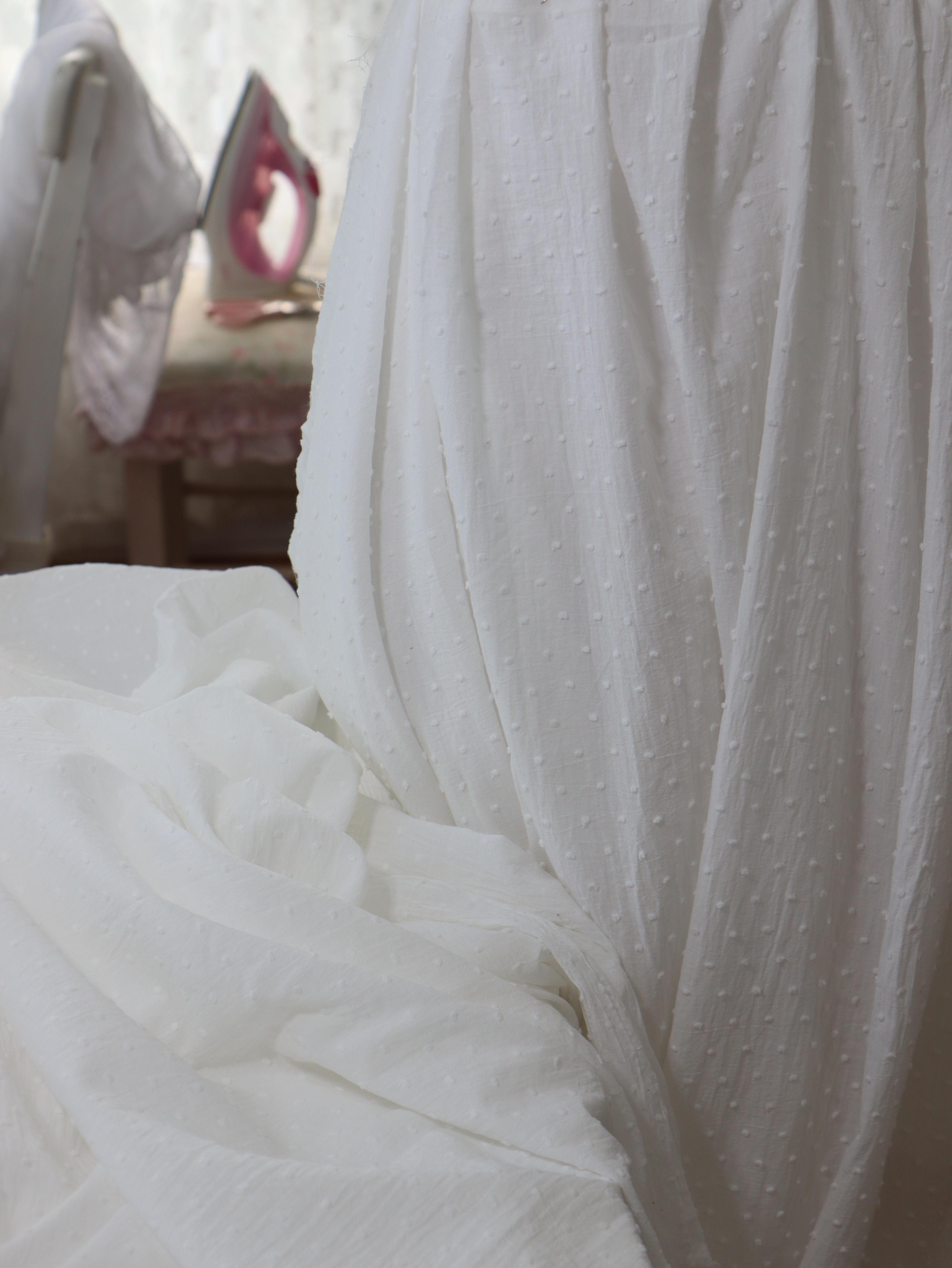 картинка Батист с мушками белый - молочный.  от магазина Ариши Рукодельные нежности