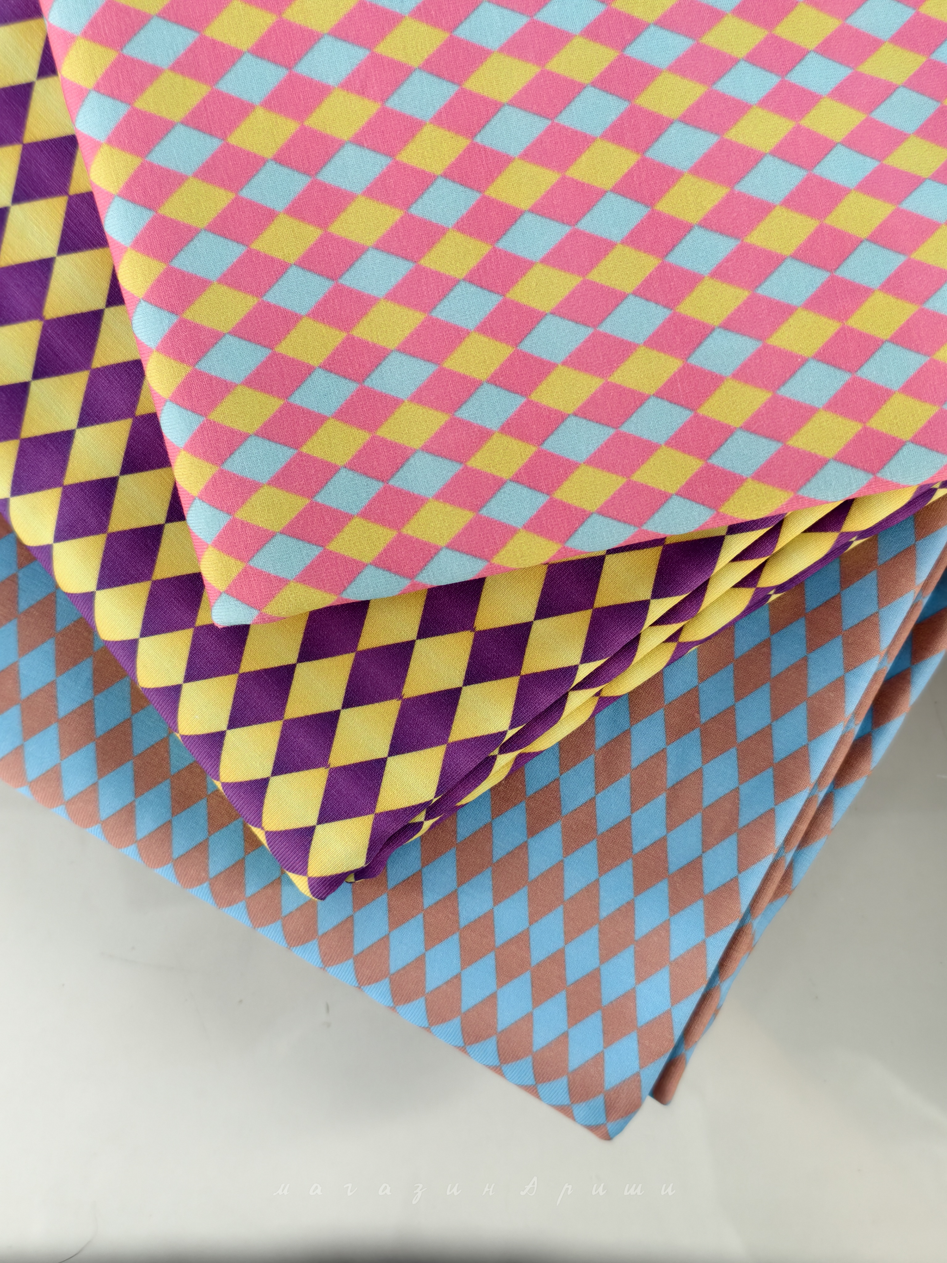 Трикотаж "Карнавал чудес" с разноцветными ромбиками для кукол - детальное фото принта