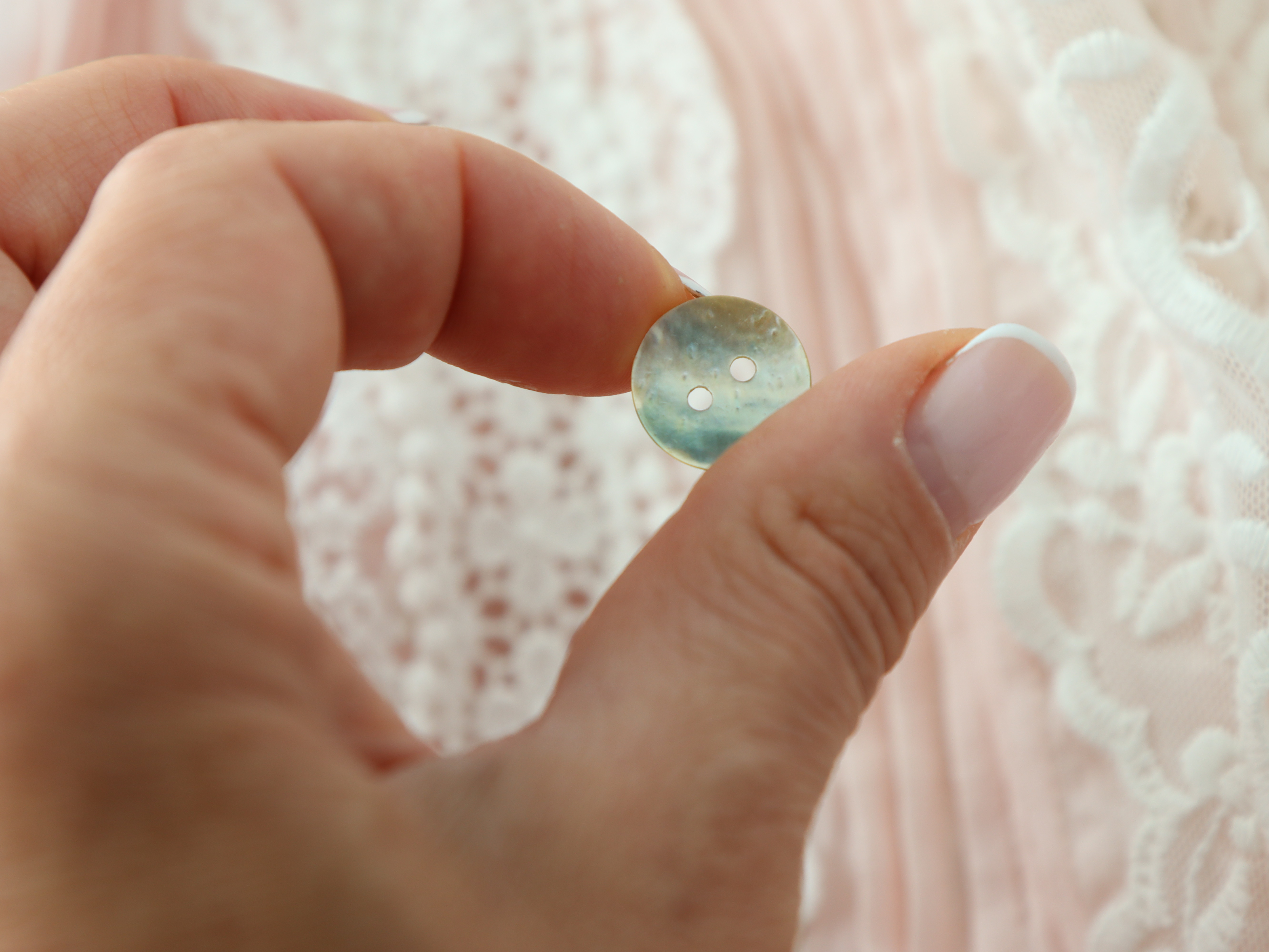 картинка Пуговицы ракушка. Диаметр 15мм. Цена за 1шт. от магазина Ариши Рукодельные нежности