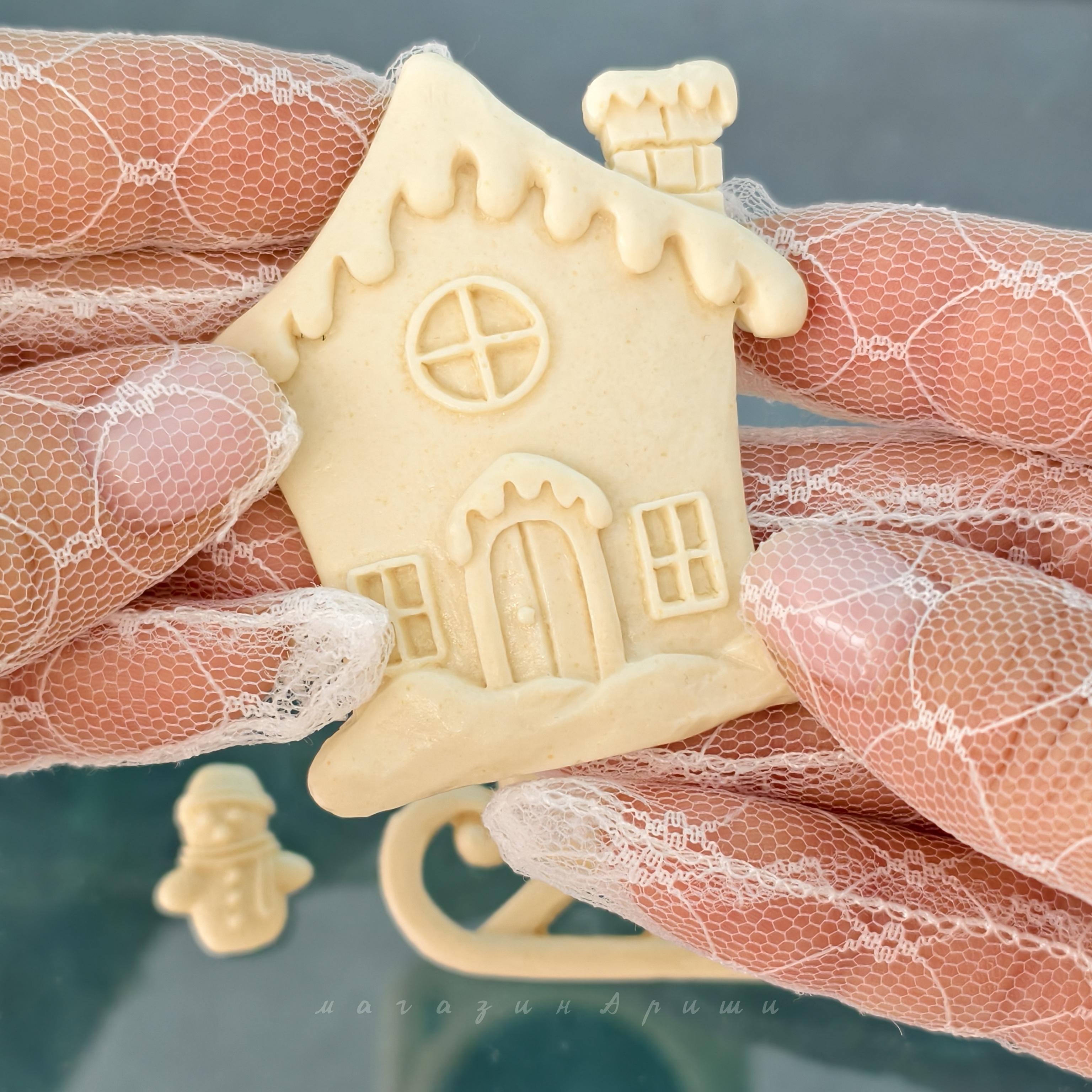 Детальное фото декоративной фигурки "Набор декоративная фигурок 4 шт., арт.2  "Домик и сани  с подарками ", 6,5×6см, 7×6см, 1х1см, 2,1×1,7см" из пластика - магазин Ариши