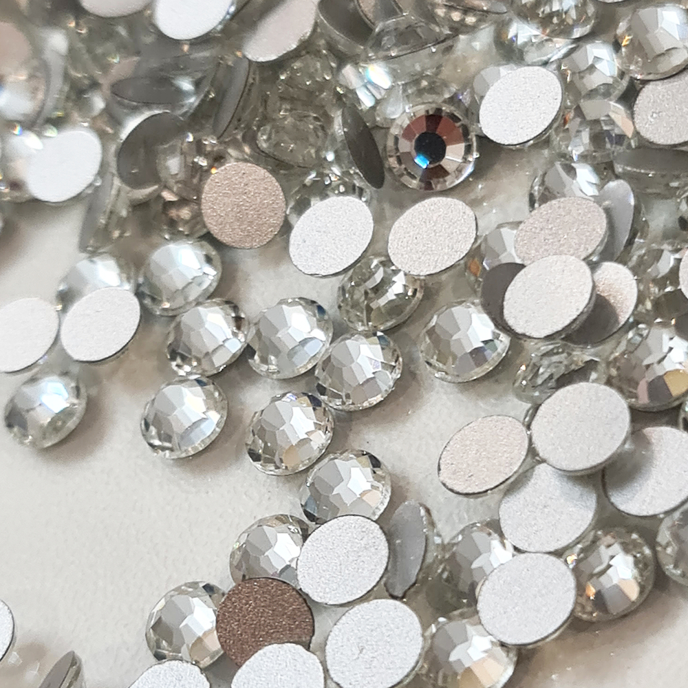 Детальное фото декоративной фигурки "Стразы  набор 140 шт. Цвет прозрачные.Стекло. Выберите нужный диаметр ." из пластика - магазин Ариши