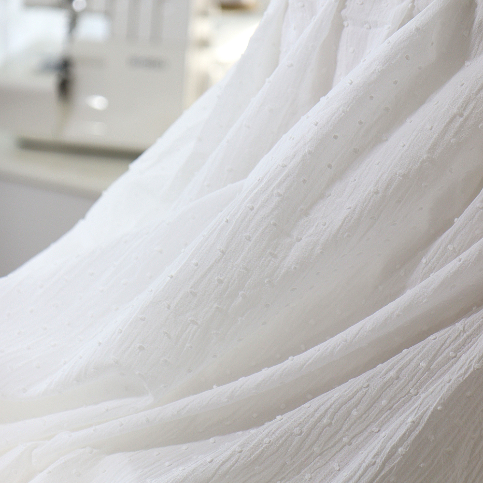 картинка Батист с мушками белый - молочный.  от магазина Ариши Рукодельные нежности